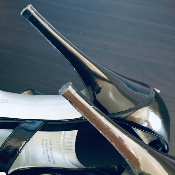 Carlos Santana Patent Leather Open Toe High Heel - Picture 6 of 8
